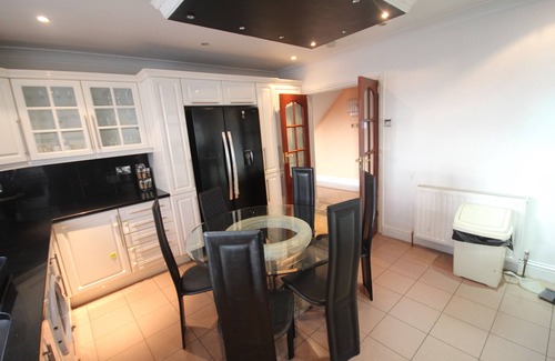 Hillingdon House | High Gables House -A Spacious Four Bedroom home located in Uxbridge.