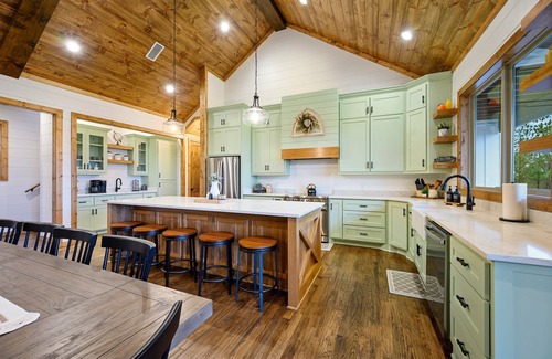 Broken Bow Cabin | High Interest- Views for days w/Putt Putt Golf, Shuffle Board, and Gaming Table