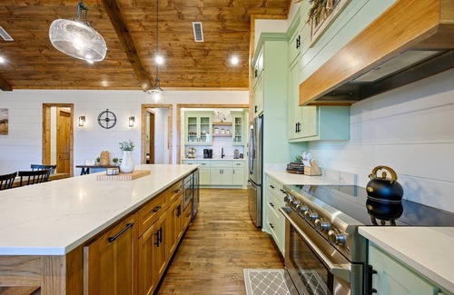 Broken Bow Cabin | High Interest- Views for days w/Putt Putt Golf, Shuffle Board, and Gaming Table