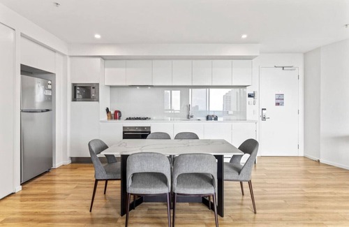 Surfers Paradise Apartment | High Level & Ocean Views! 2 Bedroom Apartment