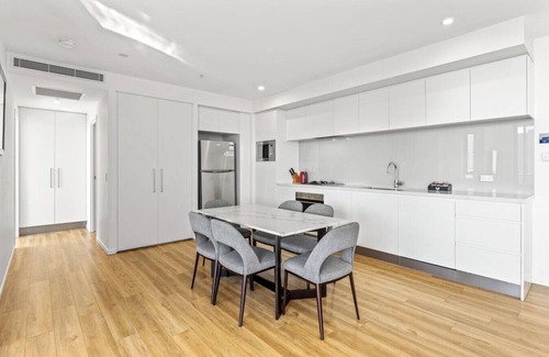 Surfers Paradise Apartment | High Level & Ocean Views! 2 Bedroom Apartment