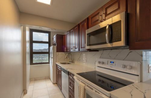 Waikiki Apartment | High Level Ocean View Corner Condo with Free Parking (22714)