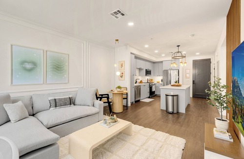 Costa Mesa Apartment | High Luxury 1-bedroom condo with King Bed & Amenities