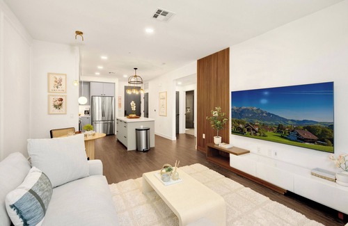 Costa Mesa Apartment | High Luxury 1-bedroom condo with King Bed & Amenities