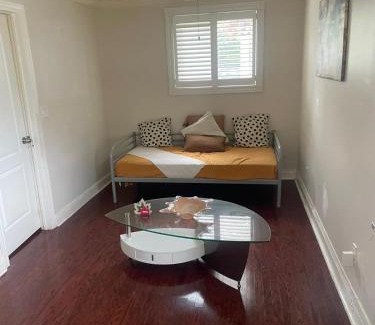 Swansea House | High Park and Lake Shore Stay- FREE PARKING- BUS-STREET CAR OUTSIDE THE GATE