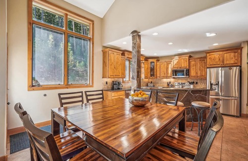 Breckenridge Heights House | High Point Lodge: Private Home, Cozy Patio Area, Hot Tub & Seasonal Shuttle.
