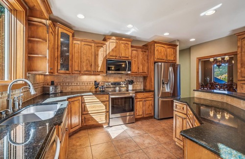 Breckenridge Heights House | High Point Lodge: Private Home, Cozy Patio Area, Hot Tub & Seasonal Shuttle.