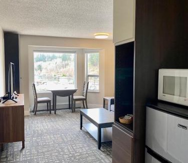 Quathiaski Cove Resort | High Point Resort