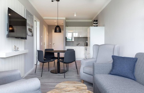 Alt-Travemunde/Ronnau Apartment | High-quality apartment near the Baltic Sea with loggia and beautiful view of the park -