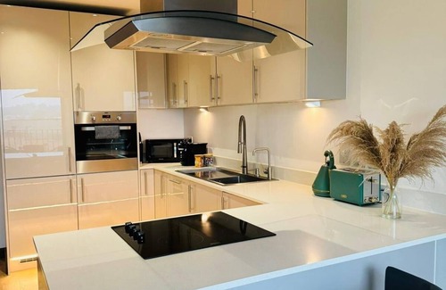 Maidstone Apartment | High-Spec Modern 2 Bed Apartment- Private Parking