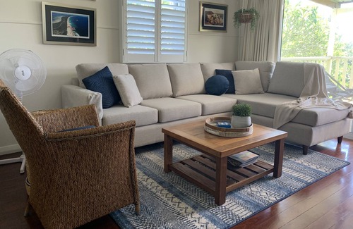 Black Head House | High Street Hideaway - Ideal location, close to Bowling Club, beach and more.