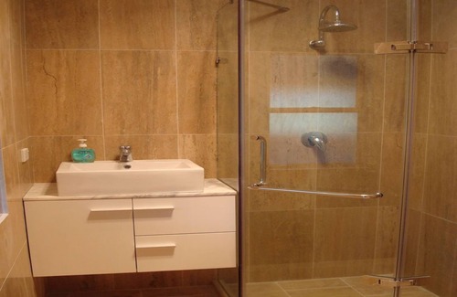 Black Head House | High Street Hideaway - Ideal location, close to Bowling Club, beach and more.