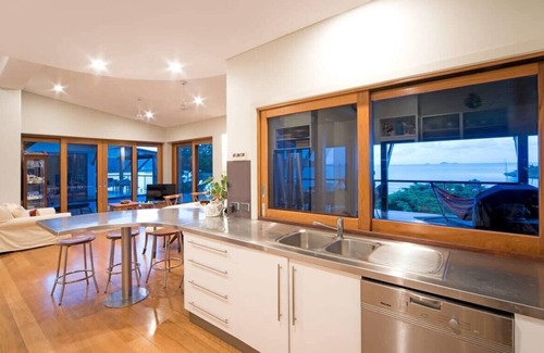 Cannonvale House | "High Tide" - Whitsundays Beachfront Accommodation