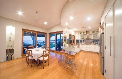 Cannonvale House | "High Tide" - Whitsundays Beachfront Accommodation