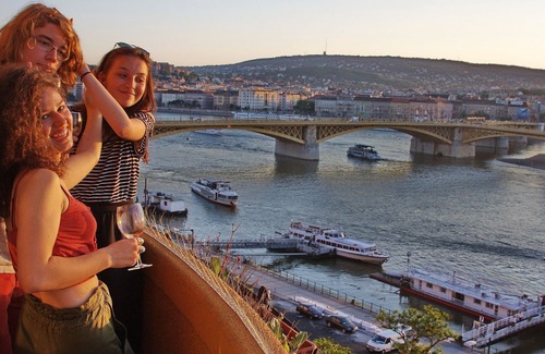 Ujlipotvaros Apartment | Highend Budapest is a stylish apartment located on riverside in the city center