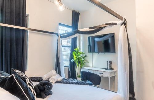The Heights Apartment | Highend Hideaway with rooftop and NYC views, 2 Kings beds, Sleeps 10, 20 PERCENT OFF