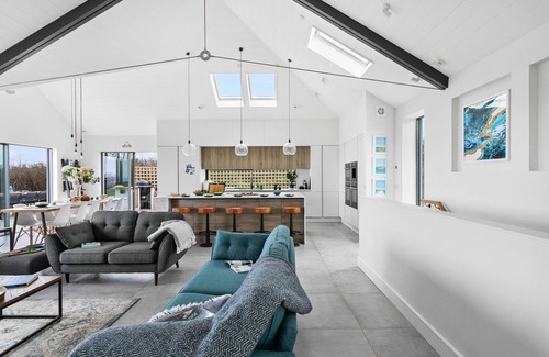 Slapton House | Higher Poole - a house that sleeps 10 guests in 5 bedrooms