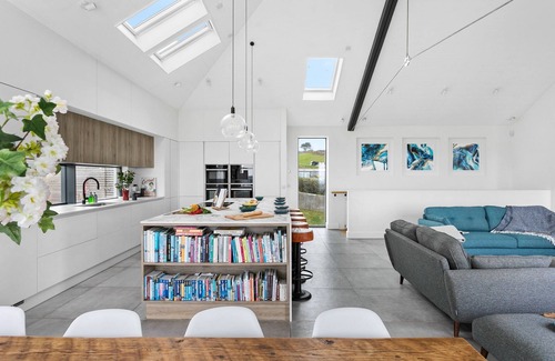 Slapton House | Higher Poole - a house that sleeps 10 guests in 5 bedrooms