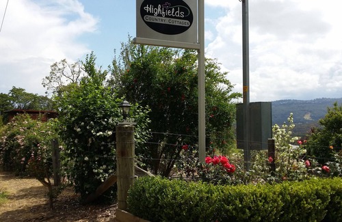 Kurrajong House | Highfields Country Cottages Valley View Sleeps 2 couples 1 Bedroom & QSofa