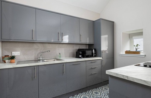 Stirling Apartment | Highland Hideaway: Modern Comfort in Historic Area