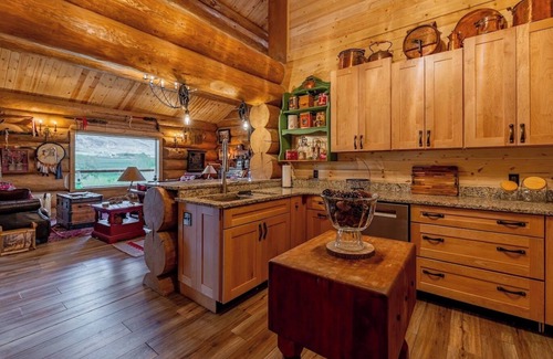 Wapiti House | Highland River Cabin- newly constructed, direct river access, 30 minutes to Yellowstone!