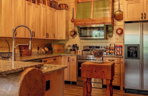 Wapiti House | Highland River Cabin- newly constructed, direct river access, 30 minutes to Yellowstone!
