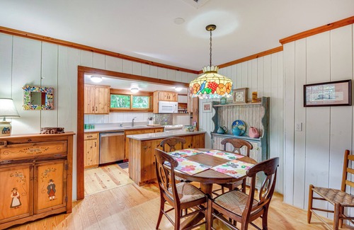Mirror Lake Cottage | Highlands Vacation Rental - Walk to Mirror Lake!