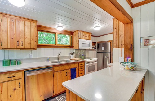 Mirror Lake Cottage | Highlands Vacation Rental - Walk to Mirror Lake!