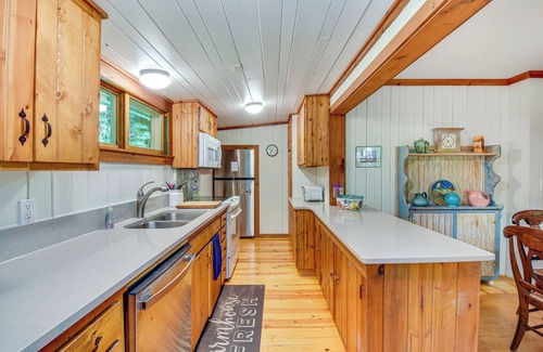 Mirror Lake Cottage | Highlands Vacation Rental - Walk to Mirror Lake!