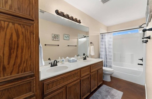 Temple House | Highly Desirable & Fully Updated 3BR Modern Escape