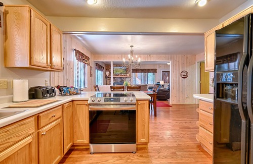 Greer Cabin | Highly rated Greer River’s Edge Sleeps 8- Starlink WiFi- Fireplace - Loft