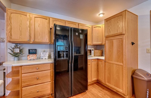Greer Cabin | Highly rated Greer River’s Edge Sleeps 8- Starlink WiFi- Fireplace - Loft
