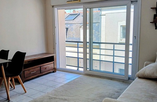 Downtown Angers Apartment | Highly sought-after neighborhood. T2 with parking. Mobility lease