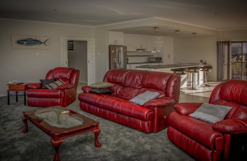 Lake Wangary House | Highview on Victoria is a spacious, superbly appointed holiday home