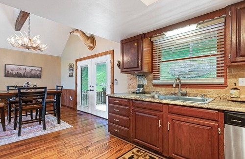 Maggie Valley Cabin | Highview Retreat-Breathtaking Views, Great Location!