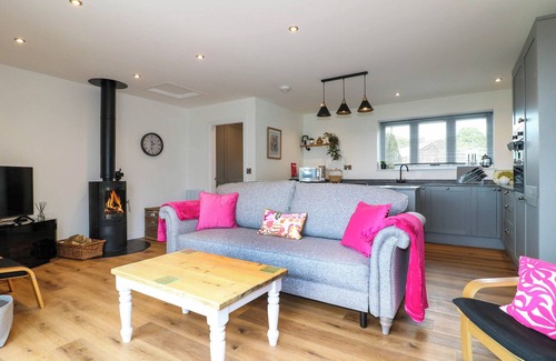Chesterfield Cottage | HIGHVIEW STABLES, pet friendly, with hot tub in Chesterfield
