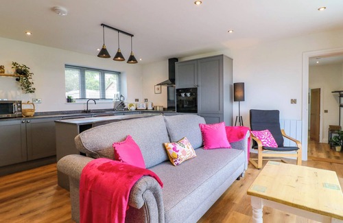 Chesterfield Cottage | HIGHVIEW STABLES, pet friendly, with hot tub in Chesterfield