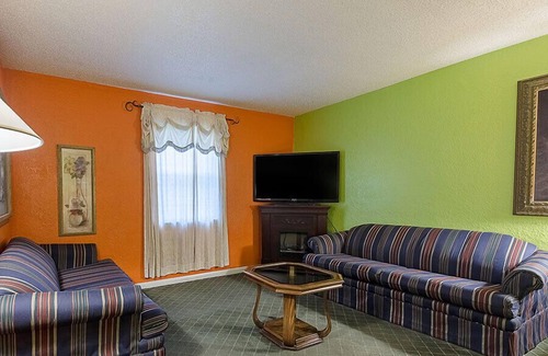 Paris Hotel | Highway Inn
