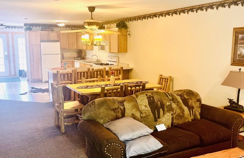 Utica Cabin | Hike and enjoy a relaxing time at Starved Rock! Family-Size Cozy Cabin