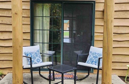 Utica Cabin | Hike and enjoy a relaxing time at Starved Rock! Family-Size Cozy Cabin