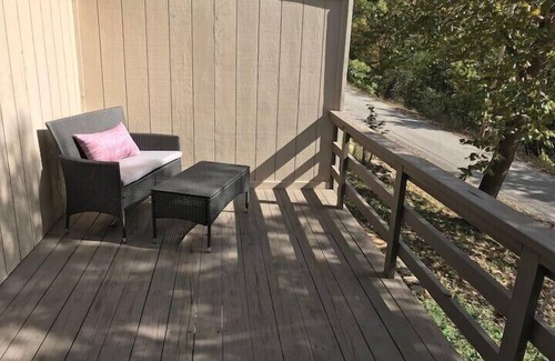 Holiday Island Condo | Hike, dine, shop, minutes to Eureka Springs