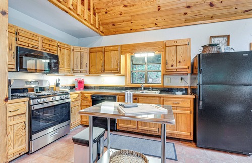 Indian Rock Springs Cabin | Hike, Fish & More: Cozy Cabin w/Patio in Murphy!