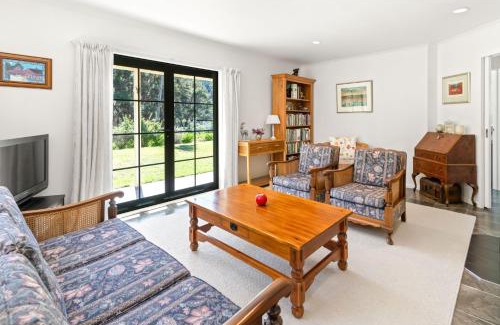 Featherston House | Hill Cottage - Featherston Holiday Home