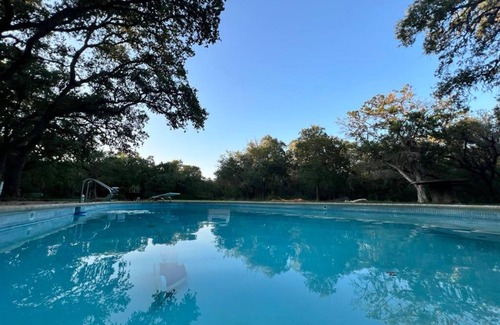 Hollywood Park House | Hill Country Hideaway