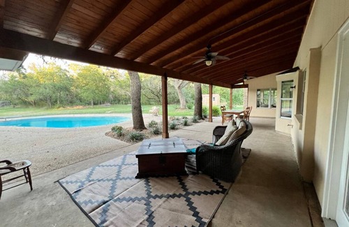 Hollywood Park House | Hill Country Hideaway