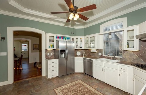 Johnson City House | Hill Country Wine, WALK TO FOOD, BARS, WINERIES.