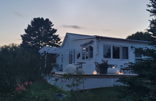 Ketch Harbour Cottage | Hill House is a seaside cottage, 25 min from downtown Halifax. Fully Winterized