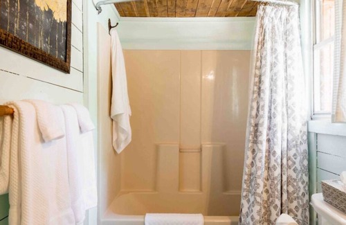 Dripping Springs Cabin | Hillcountry Getaway: Tucked Away but Still Close to ATX/SXSW