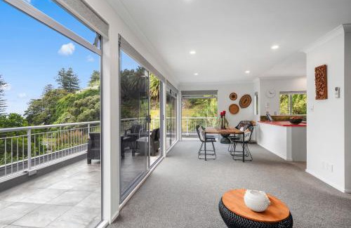 Bluff Hill House | Hillcrest Hideaway - Napier Holiday Apartment