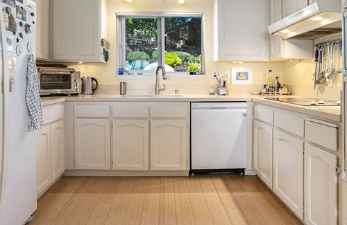 Shepherd Canyon House | Hillcrest Terrace - Quiet Luxury with Bay Views